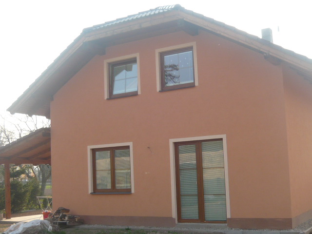 Rodinný dům s dokončenou oranžovou fasádou