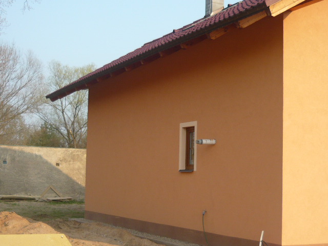 Detail dokončené oranžové fasády rodinného domu