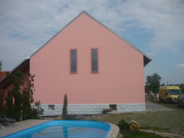 Štít rodinného domu s novou růžovou fasádou