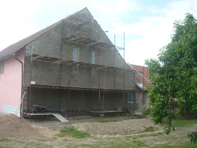Rodinný dům s lešením při realizaci fasády