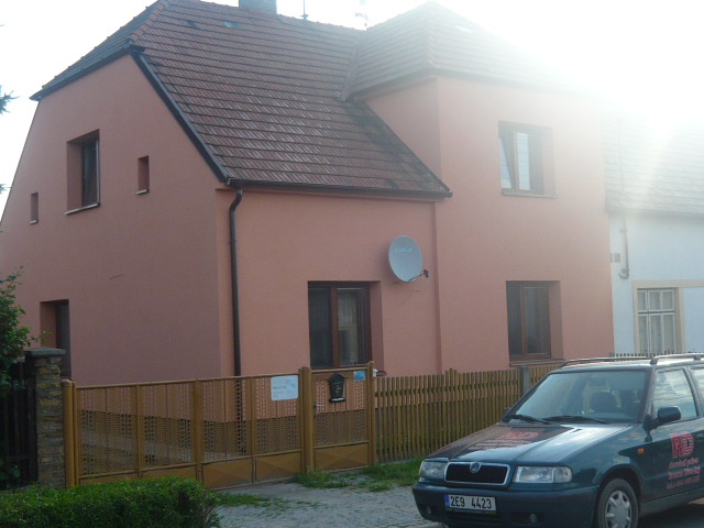 Rodinný dům s dokončenou růžovou fasádou