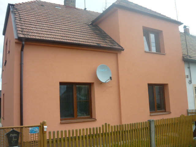 Rodinný dům s dokončenou oranžovou fasádou