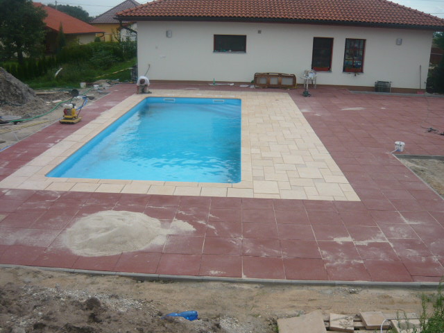 Bazén s okolní dlažbou v průběhu realizace