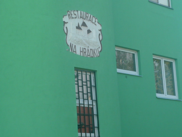 Detail zelené fasády s ozdobným reliéfem