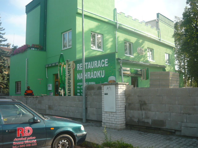 Objekt restaurace s novým zeleným nátěrem fasády