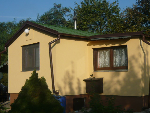 Rodinný dům se žlutou fasádou