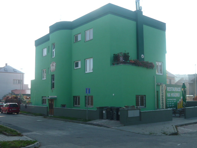Nárožní budova se zelenou fasádou