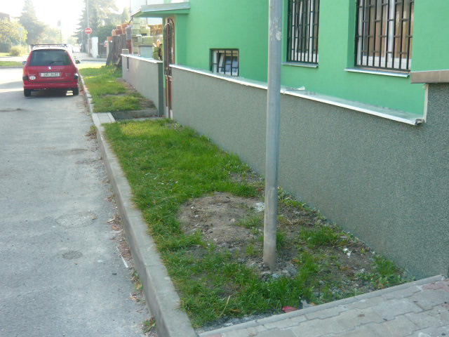 Oplocení s omítnutou podezdívkou podél ulice