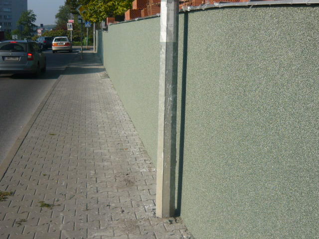Chodník ze zámkové dlažby podél omítnuté zdi