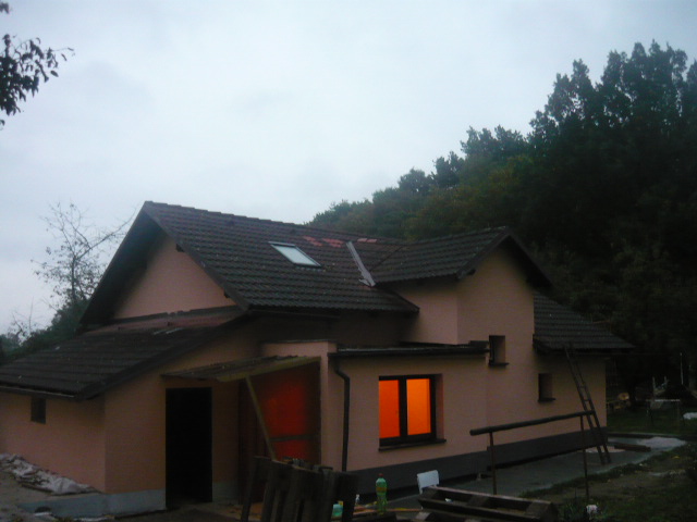 Rodinný dům s dokončenou fasádou v podvečerním světle