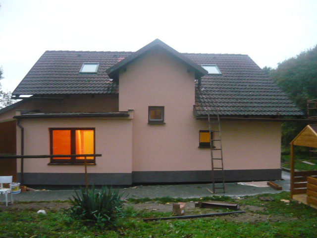 Rodinný dům s růžovou fasádou a vikýřem